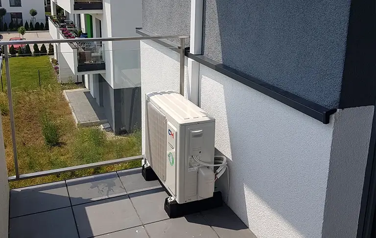 klimatyzator ustawiony na balkonie
